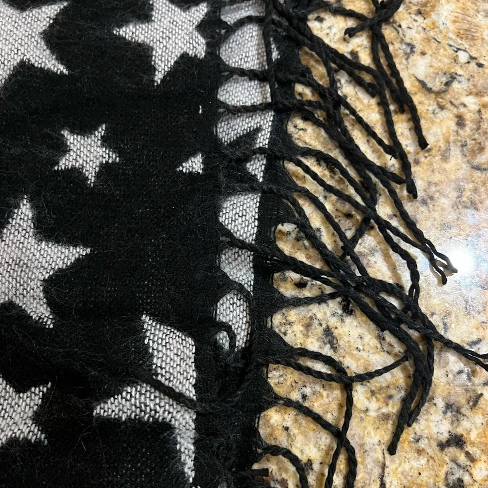 New - STEVE MADDEN Womens Black Jacquard Star Fringed Blanket Scarf - Picture 3 of 6